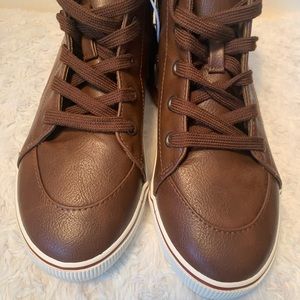🌷Boys Florian Mid Top Sneakers- Size 3🌷